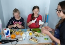 Klasa Va podczas robienia sałatek w dniu 24 IV 2018
