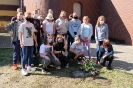 Klasa VII b sadzi budleję w dniu 14 IX 2020