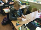 Uczniowie wykonują kartki walentynkowe w dniu 12 II 2021